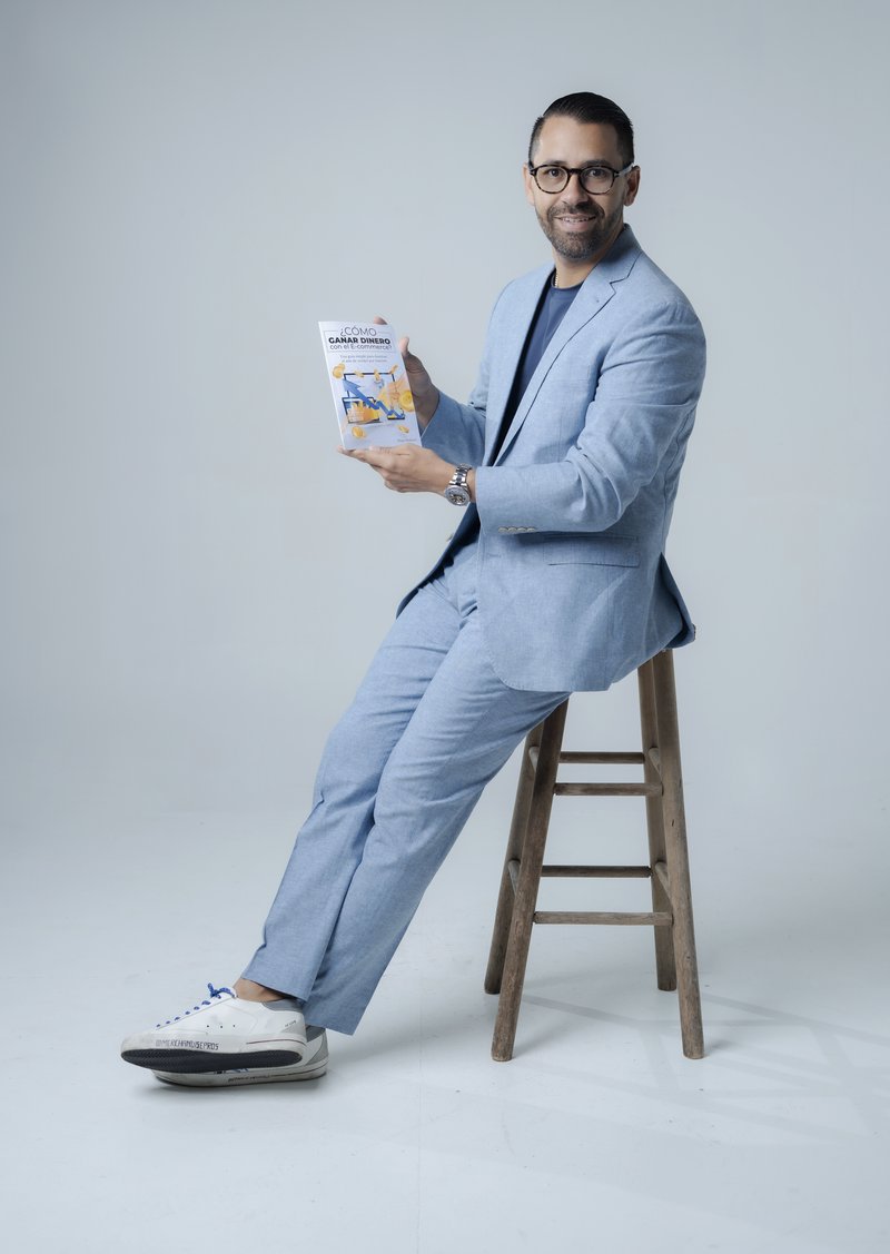 Diego Medina F con su libro Como Ganar Dinero con el E-commerce